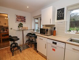 2 Carr Farm Close