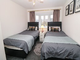 2 Carr Farm Close
