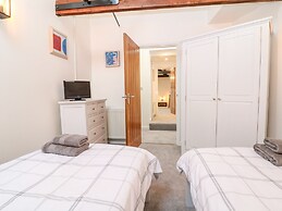 4 Holt Court