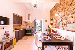 Nina's Traditional House by Estia