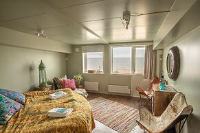 FlipFlop Beach Bar & Rooms