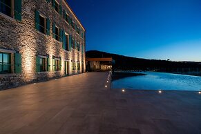 ROXANICH Winery and Design Hotel