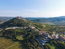 ROXANICH Winery and Design Hotel