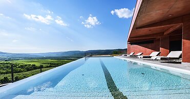 ROXANICH Winery and Design Hotel