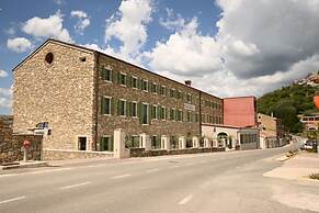 ROXANICH Winery and Design Hotel