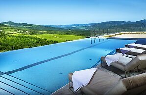 ROXANICH Winery and Design Hotel