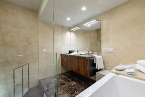 Donati Luxury Tower Suites