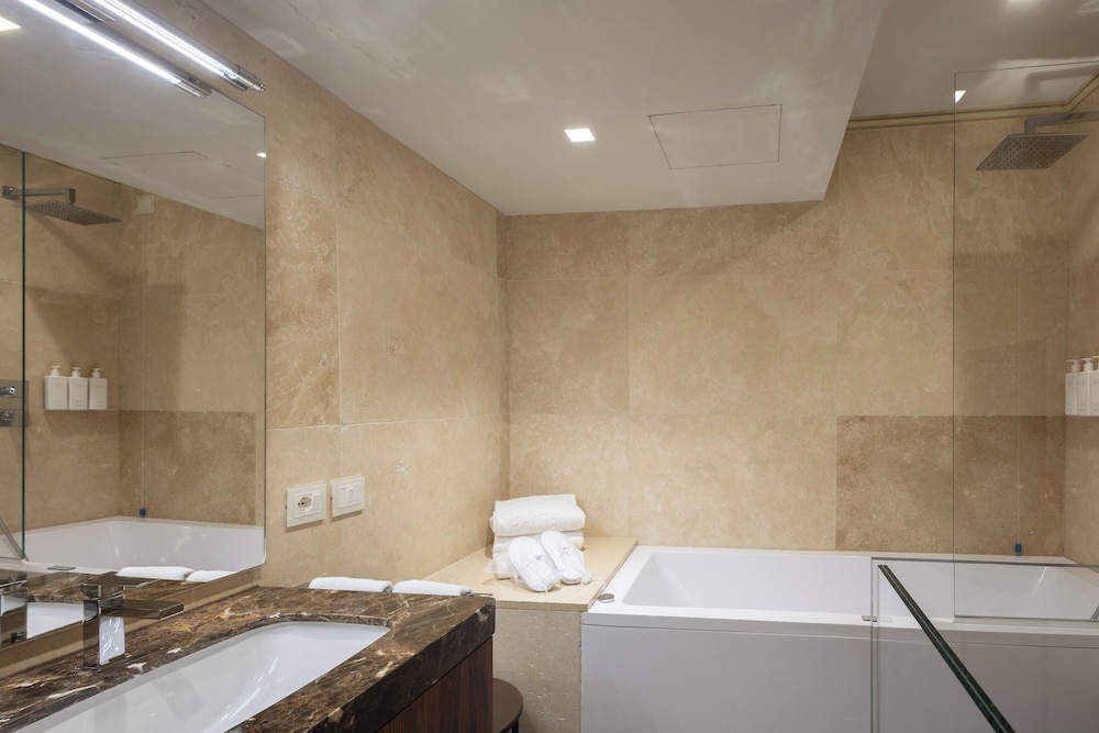 Donati Luxury Tower Suites
