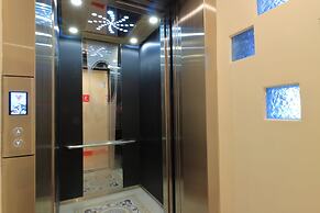 Amir Train Station and Elevator B&B