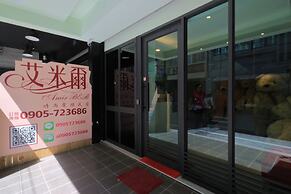 Amir Train Station and Elevator B&B