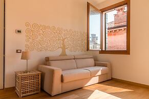 Sunny Canal View in Venice Chic Movida