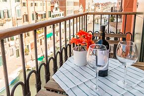 Sunny Canal View in Venice Chic Movida