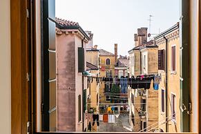 Sunny Canal View in Venice Chic Movida