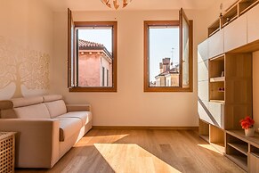 Sunny Canal View in Venice Chic Movida