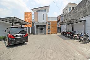 RedDoorz near Hartono Mall 3
