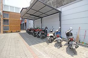 RedDoorz near Hartono Mall 3