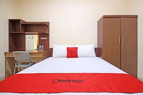 RedDoorz near Hartono Mall 3