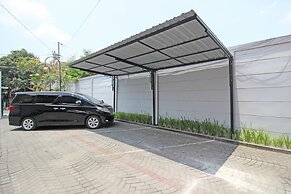 RedDoorz near Hartono Mall 3