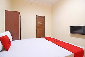 RedDoorz near Hartono Mall 3