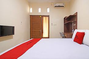 RedDoorz near Hartono Mall 3