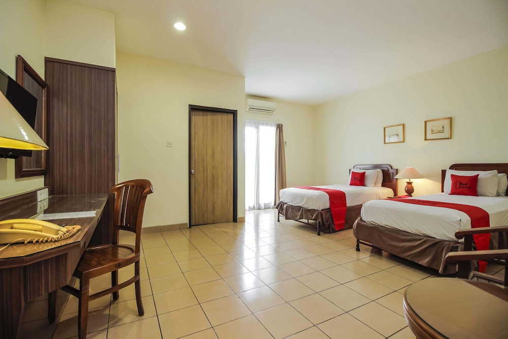 RedDoorz Plus near GBK Senayan