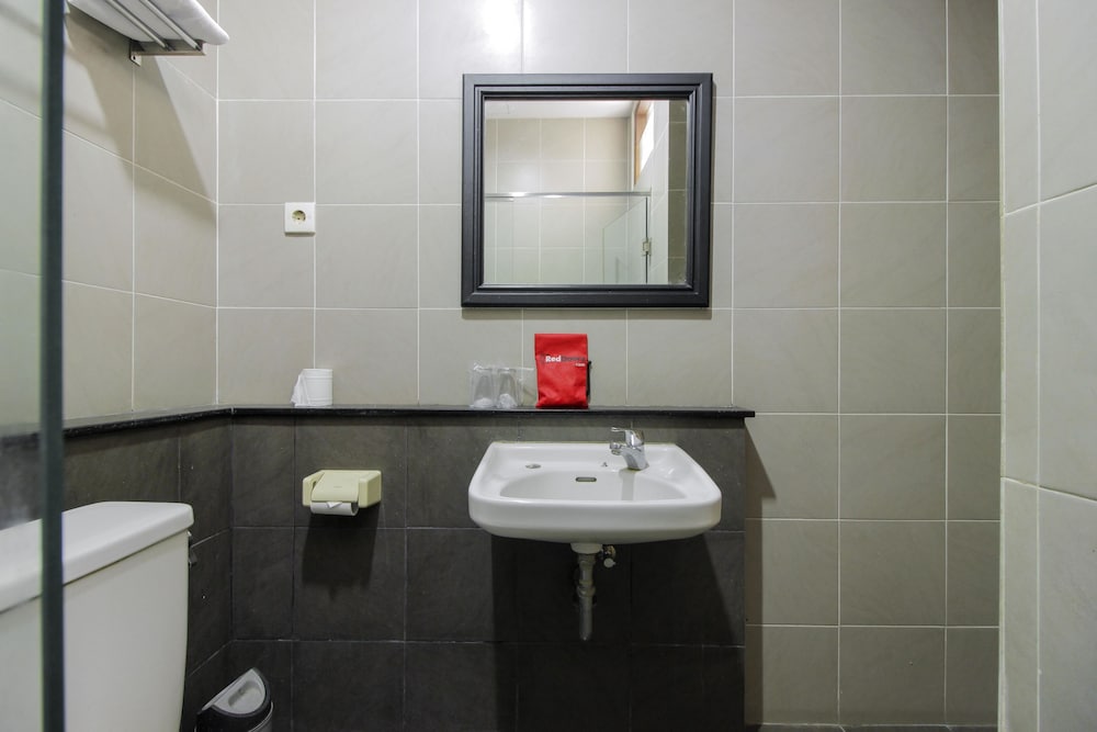 RedDoorz Plus near GBK Senayan