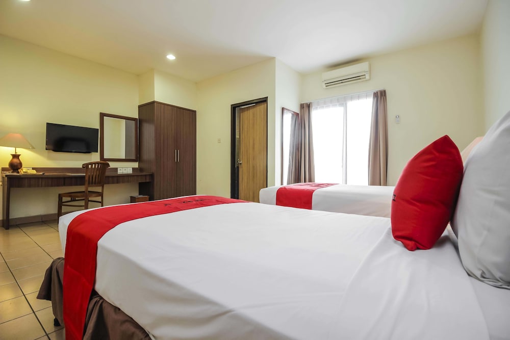 RedDoorz Plus near GBK Senayan