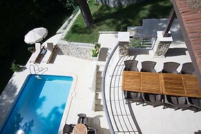 Larmos Villa