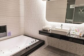 High Cloud International Business Hotel