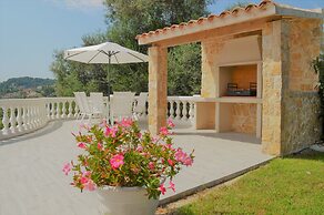 Villa La Terre Des Lauriers B&B