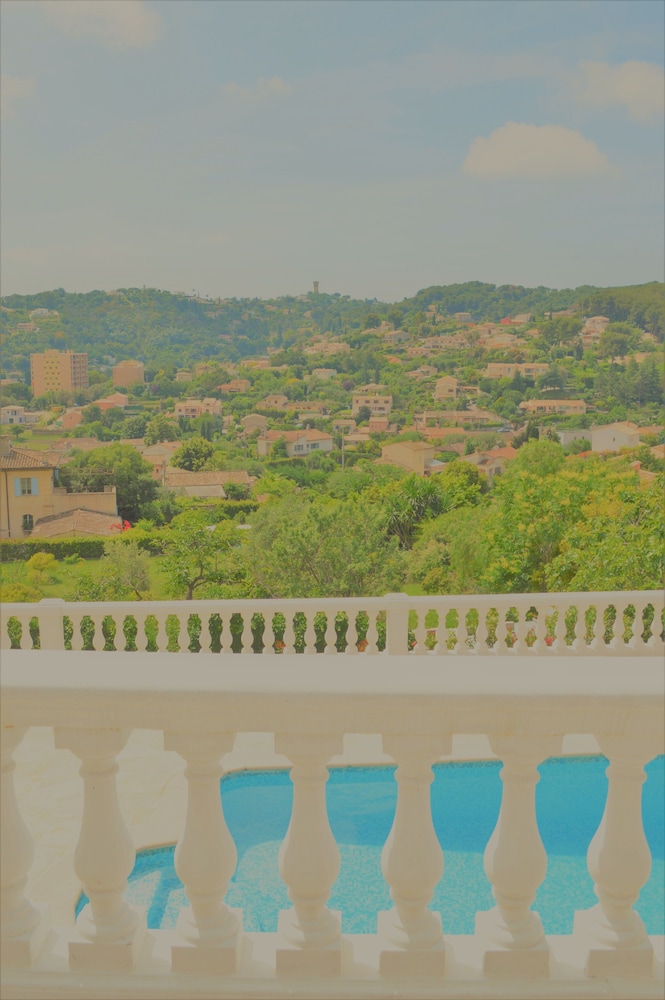 Villa La Terre Des Lauriers B&B