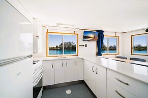Coomera Houseboat Holidays