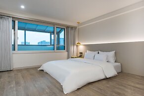 Liv Life Hotel