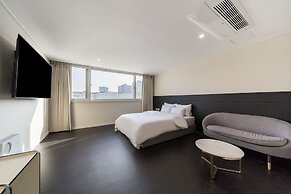 Liv Life Hotel