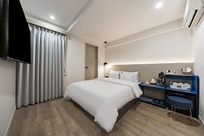 Liv Life Hotel