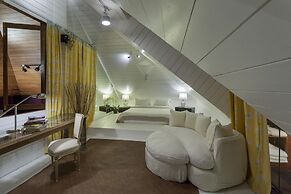 Chandra Residence