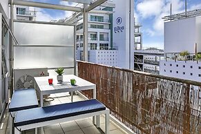 Deluxe Waterfront & City Apartment