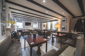 Llwyngwair Manor