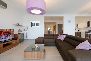 Seaview APT Incl Pool IN Sliema