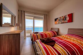 Seafront Luxury Apartment Incl Pool