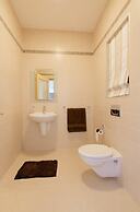 Seafront Luxury Apartment, Pool and Great Location