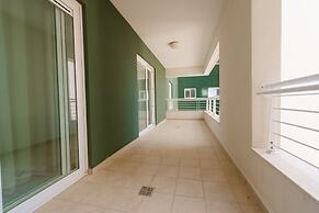 Seafront Luxury Apartment, Pool and Great Location