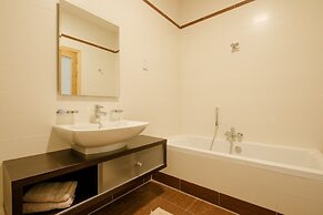 Seafront Luxury Apartment, Pool and Great Location