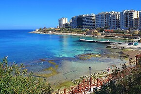 Seafront Luxury Apartment, Pool and Great Location