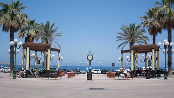 Luxury Seafront Apartment With Pool