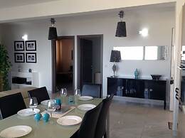 Luxury Seafront Apartment With Pool