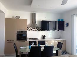 Luxury Seafront Apartment With Pool