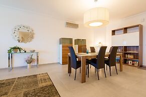 Seafront Luxury APT With Pool