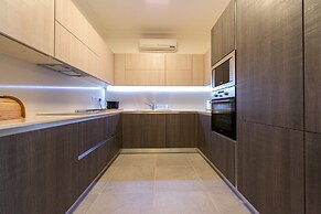 Seafront Luxury APT With Pool