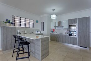 Stunning Seafront Lux Apt wt Pool, Upmarket Area